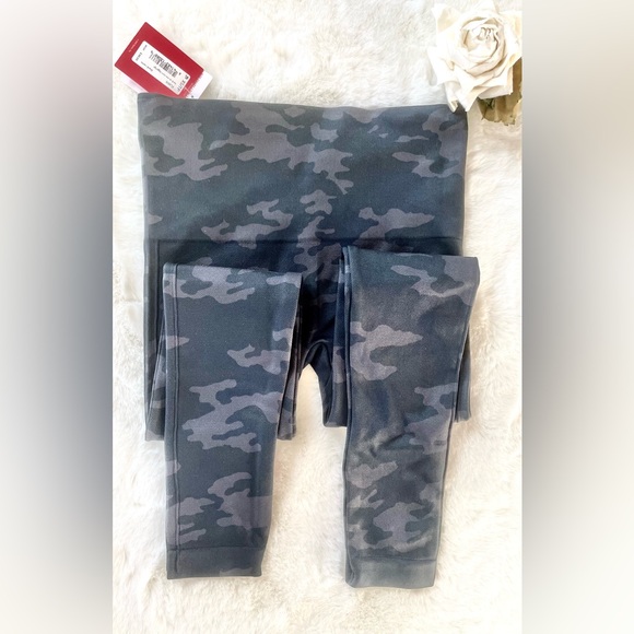 New with tags SPANX “LOOK AT ME NOW LEGGINGS” in BLACK CAMO Sizes XS and Large - Picture 6 of 9